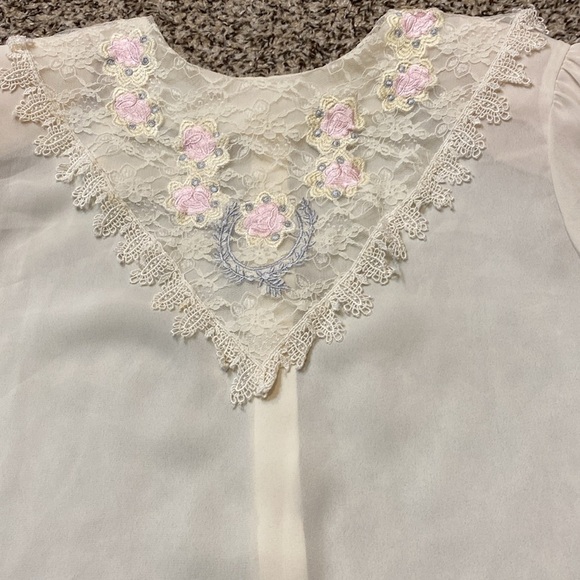 VNTG Nilani Lace Bid Blouse with Buttons Down the Back - Picture 3 of 9